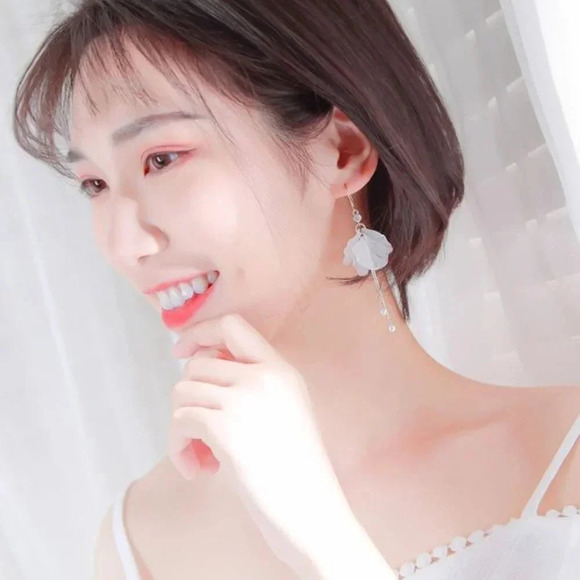 White Petal Flower Earrings Boho Statement Dangle Drop Flower Pearl Earrings - Picture 4 of 7